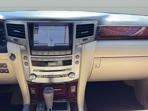 Used 2015 Lexus LX 570 4WD w/ Luxury Package image 16