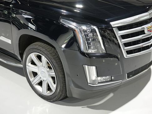Used 2018 Cadillac Escalade Luxury AWD/4WD image 9