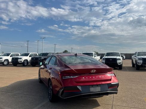 Used 2025 Hyundai Elantra SEL FWD image 16