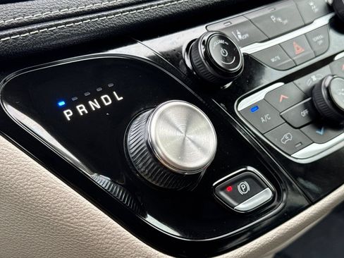 Used 2023 Chrysler Pacifica Touring-L FWD image 23