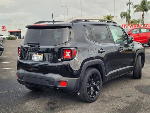Used 2018 Jeep Renegade Altitude w/ UConnect 8.4 Nav Group image 5
