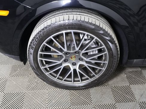 Used 2023 Porsche Cayenne Platinum Edition w/ Premium Package Plus image 21