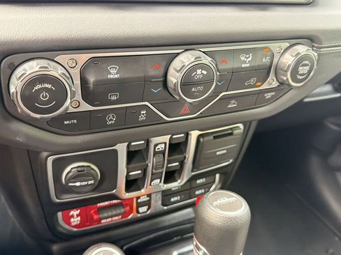 Used 2025 Jeep Gladiator Rubicon w/ Technology Group AWD/4WD image 19
