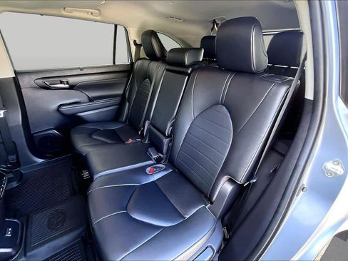 Used 2023 Toyota Highlander XLE AWD/4WD image 21