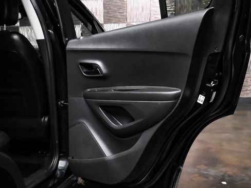 Used 2022 Chevrolet Trax LT w/ LT Convenience Package AWD/4WD image 36