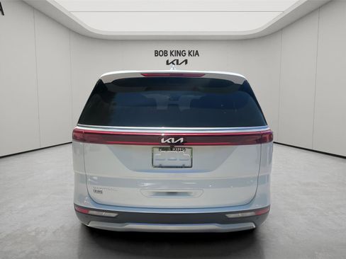 Used 2024 Kia Carnival LX FWD image 4