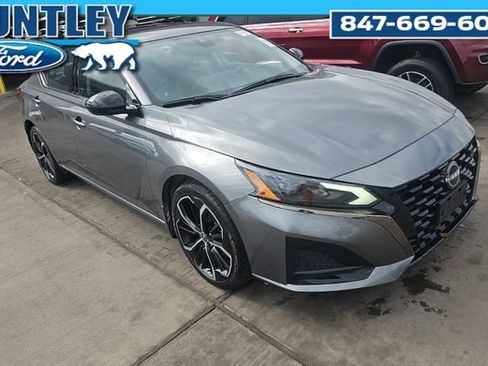 Used 2024 Nissan Altima 2.5 SR w/ SR Premium Package image 3