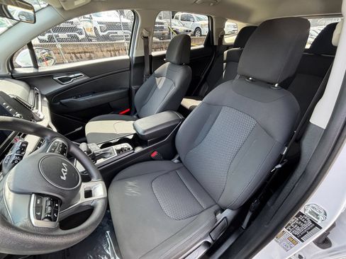 Used 2025 Kia Sportage LX FWD image 35