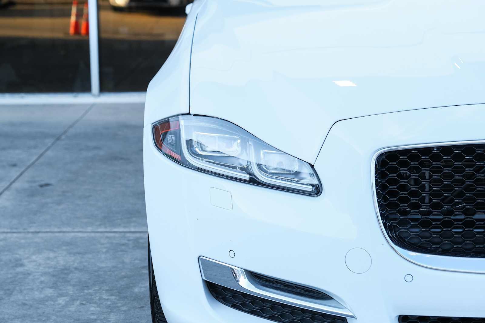 Used 2017 Jaguar XJ R-Sport RWD image 5