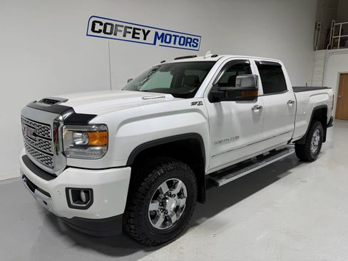 Used 2018 GMC Sierra 3500 Denali image 2