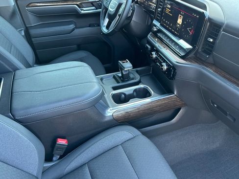 Used 2025 GMC Sierra 1500 Elevation image 17