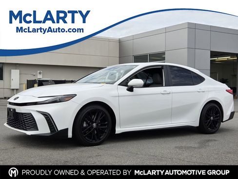 Used 2025 Toyota Camry SE w/ Convenience Package FWD image 1