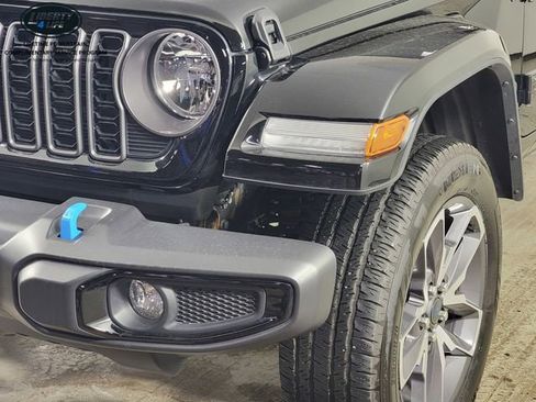 Used 2024 Jeep Wrangler Unlimited AWD/4WD image 9