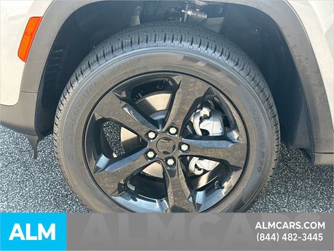 Used 2025 Jeep Grand Cherokee Limited w/ Black Appearance Package AWD/4WD image 12