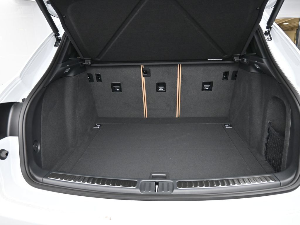 Certified 2025 Porsche Macan AWD/4WD image 9
