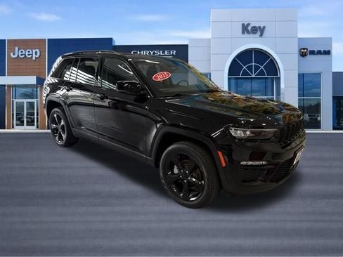 Used 2023 Jeep Grand Cherokee Limited w/ Black Appearance Package AWD/4WD image 11