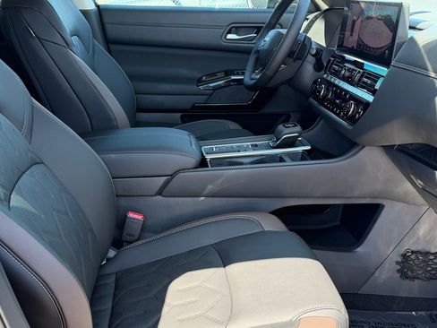 New 2026 Nissan Pathfinder Platinum FWD image 15