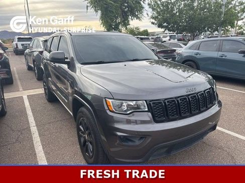 Used 2021 Jeep Grand Cherokee Laredo image 1