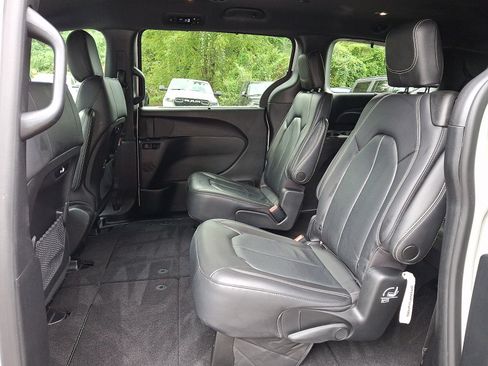 Used 2022 Chrysler Pacifica Touring-L w/ S Appearance Package FWD image 10