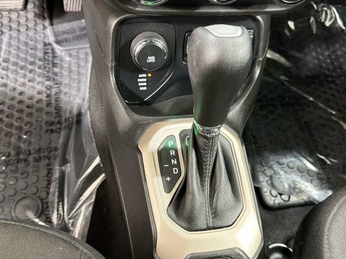 Used 2017 Jeep Renegade Latitude w/ Popular Equipment Group AWD/4WD image 22