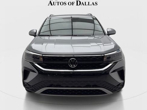 Used 2023 Volkswagen Taos SE w/ Panoramic Sunroof Package FWD image 3