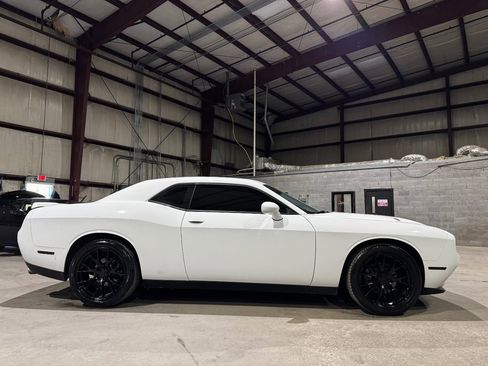 Used 2019 Dodge Challenger SXT image 4