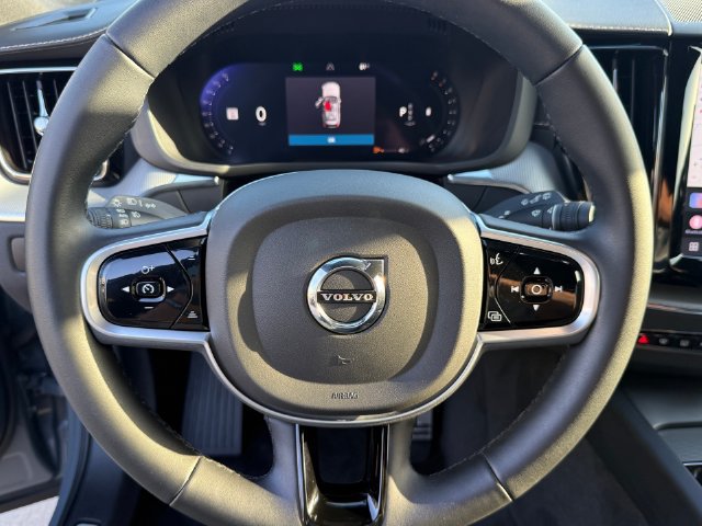 Used 2022 Volvo XC60 B5 R-Design FWD image 16