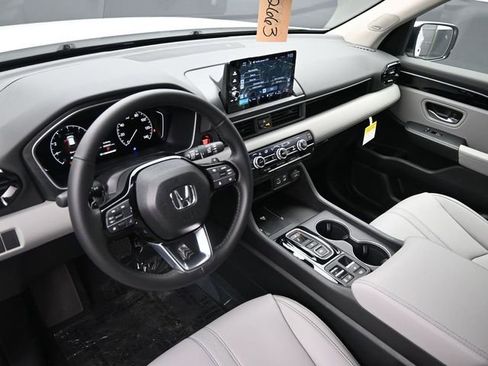 New 2025 Honda Pilot Touring image 16