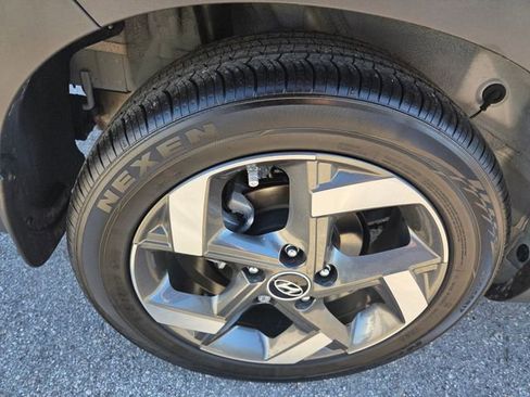 Used 2025 Hyundai Venue SEL image 18