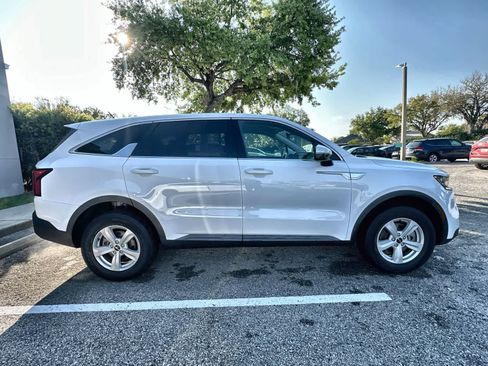 Used 2022 Kia Sorento LX image 10