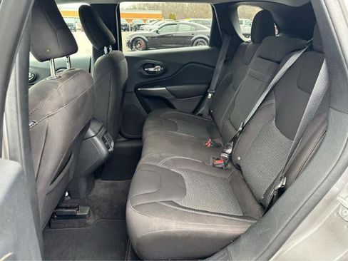 Used 2019 Jeep Cherokee Latitude w/ Popular Appearance Group image 23