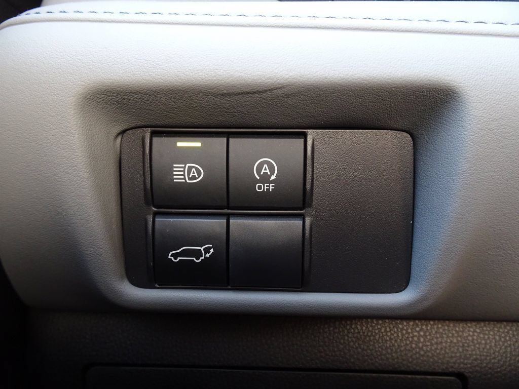 Used 2023 Toyota Highlander LE AWD/4WD image 24