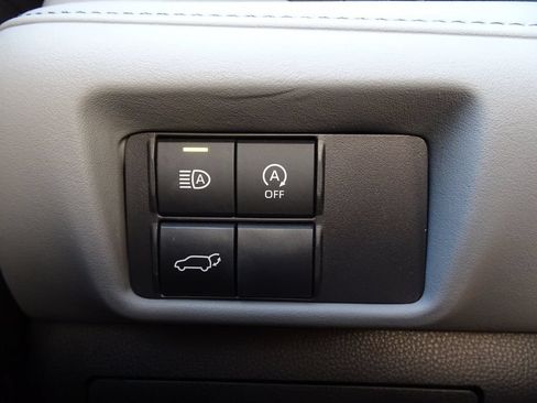 Used 2023 Toyota Highlander LE AWD/4WD image 24