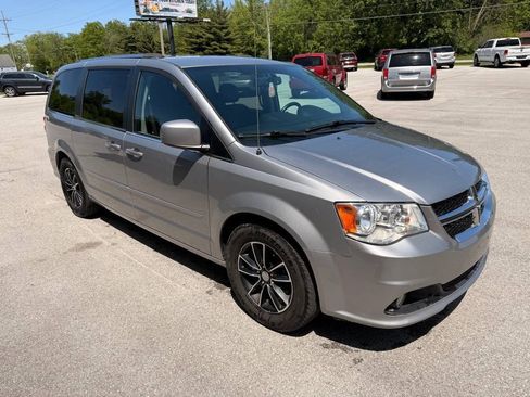 Used 2017 Dodge Grand Caravan SXT FWD image 4