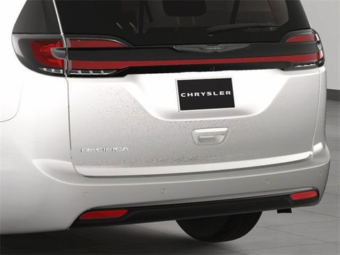 New 2024 Chrysler Pacifica Touring-L image 16