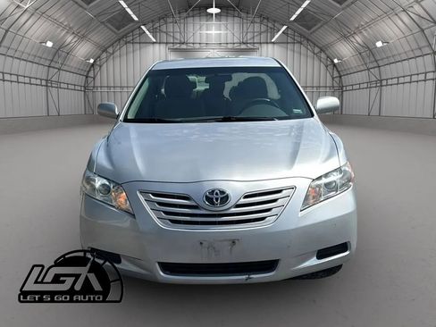 Used 2009 Toyota Camry LE FWD image 2
