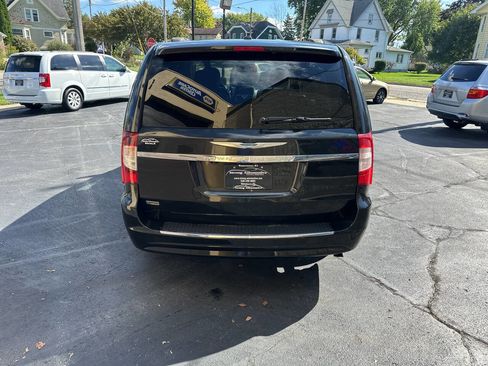 Used 2015 Chrysler Town & Country Touring image 3