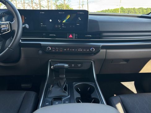Used 2026 Kia Carnival FWD image 17