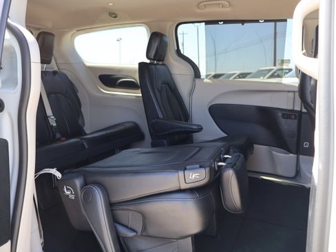 Used 2023 Chrysler Pacifica Touring-L image 32