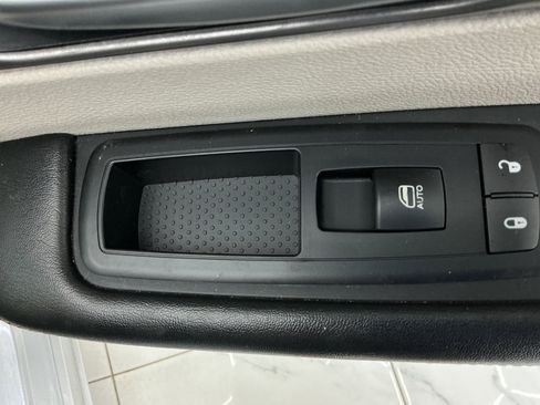 Used 2020 Chrysler Pacifica Touring-L FWD image 39