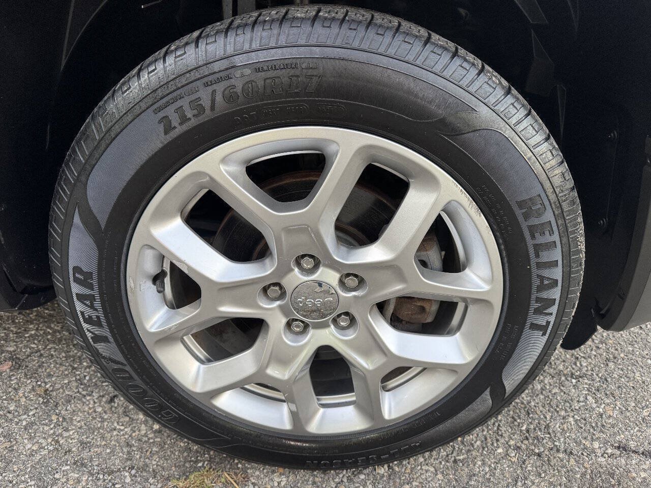 Used 2018 Jeep Renegade Latitude FWD image 17