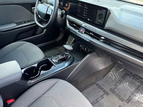 Used 2025 Kia K4 LXS image 17