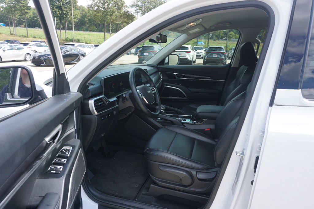 Used 2024 Kia Telluride LX FWD image 2