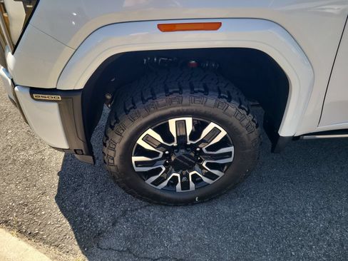 Used 2024 GMC Sierra 2500 Denali Ultimate AWD/4WD image 9