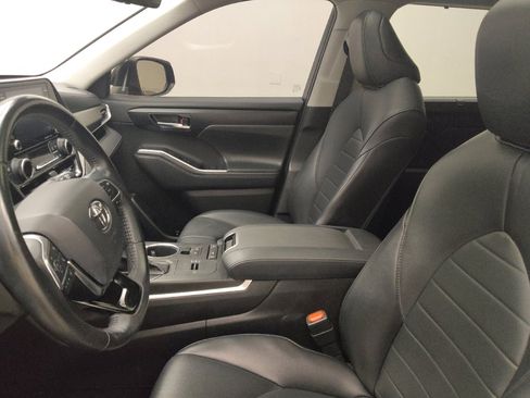 Used 2021 Toyota Highlander XLE FWD image 17