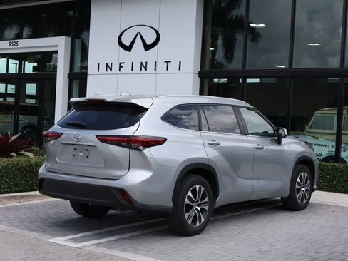 Used 2023 Toyota Highlander XLE FWD image 4