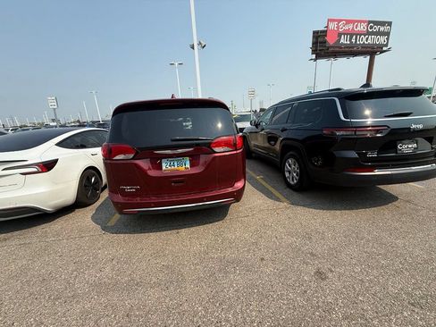 Used 2019 Chrysler Pacifica Touring-L FWD image 7