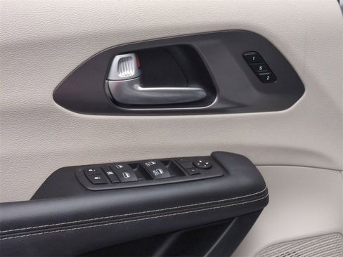 Used 2024 Chrysler Pacifica Touring-L image 23