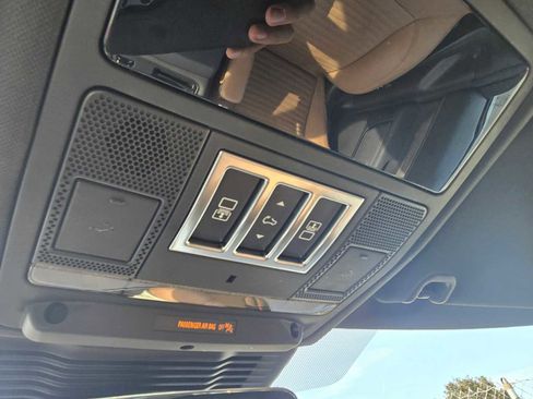 Used 2023 Land Rover Discovery Metropolitan Edition image 34