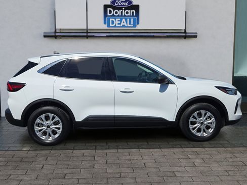 Used 2024 Ford Escape Active w/ Tech Pack #1 AWD/4WD image 2